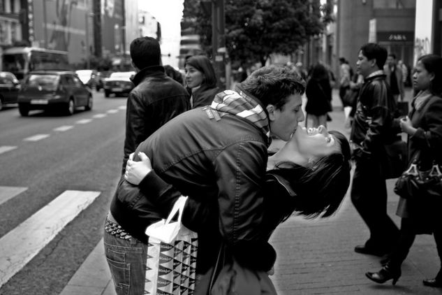 Pareja en paso de cebra Fotoperiodismo y documental Blanco y Negro (Digital)