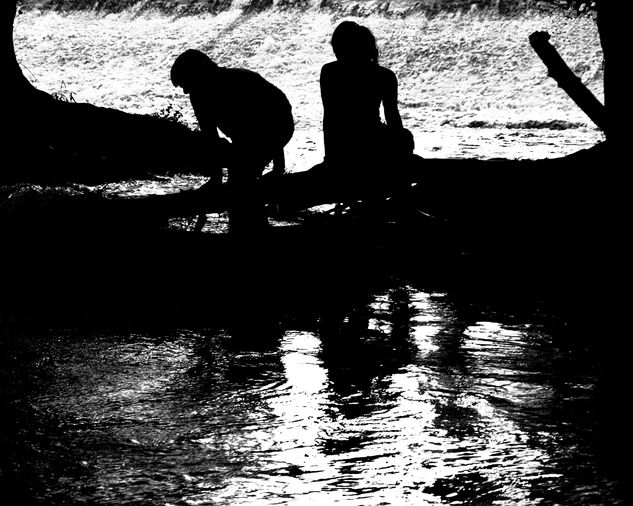 niños jugando en el rio 