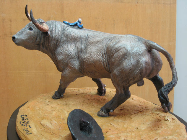 TORO "CARDENO" Cerámica Figurativa