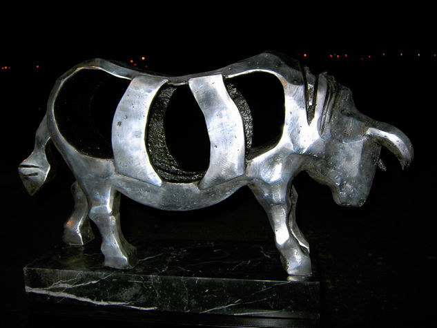 toro hueco Metal Figurativa