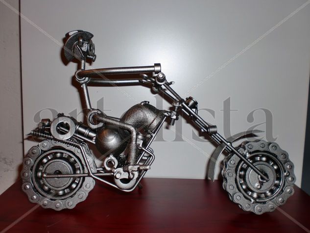 Motorista en una Choper Metal Figurative