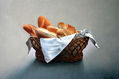 Cesta con servilleta y panecillos