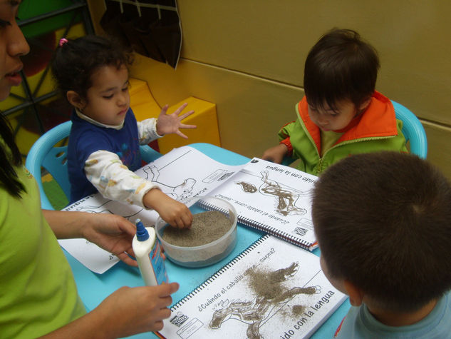 Niños trabajando motricidad fina 