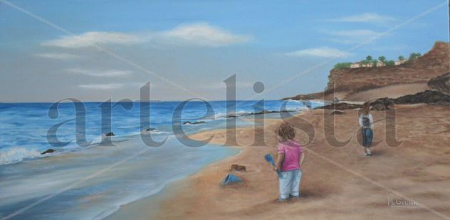 María juega en la playa