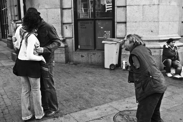 Curioso ante un beso Fotoperiodismo y documental Blanco y Negro (Digital)