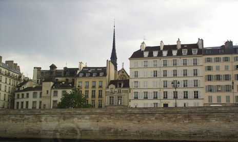 Mujer visita Paris