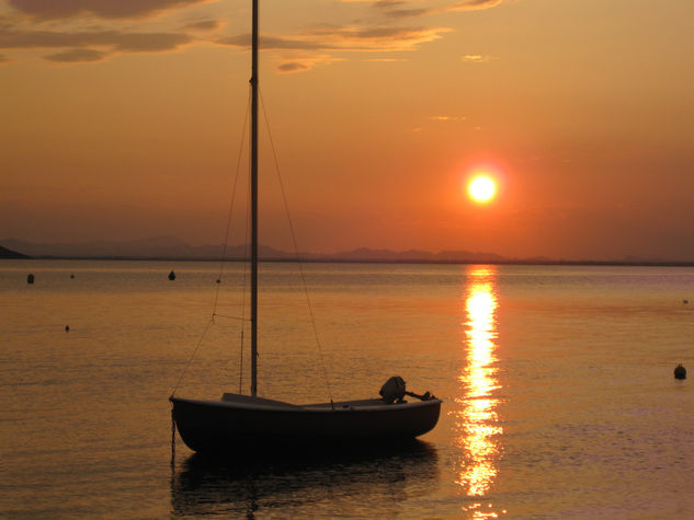 barco al atardecer 