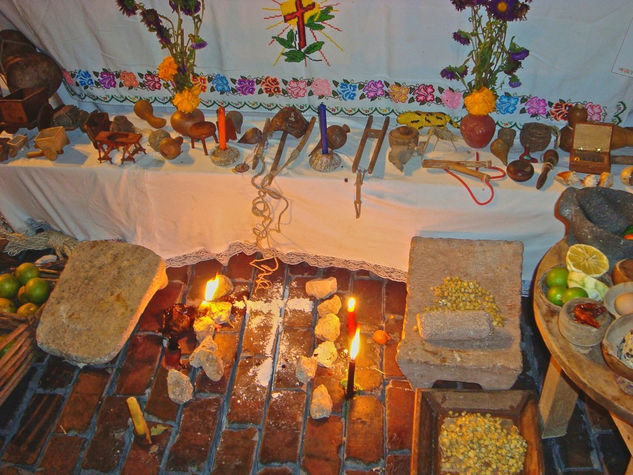 Detalle de Altar de Hanal Pixan con juguetes 