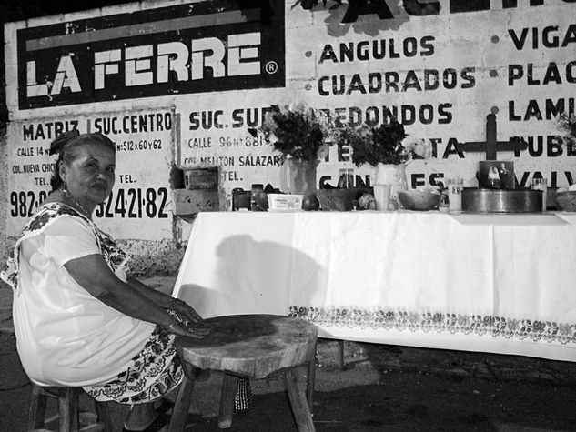 Mestiza y Altar 