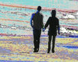 Pareja unidos de la mano paseando por la playa