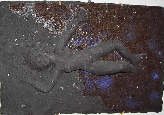 MUJER EN LA ORILLA DEL MAR