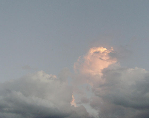 Duende de fuego  en las nubes
