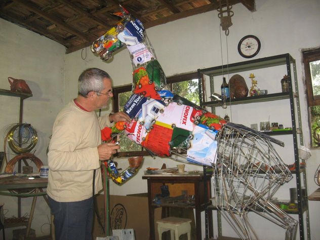Colocação da pele na escultura do cavalo