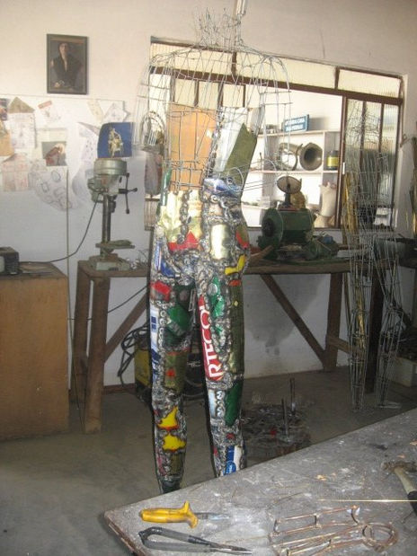 Escultura em lata
