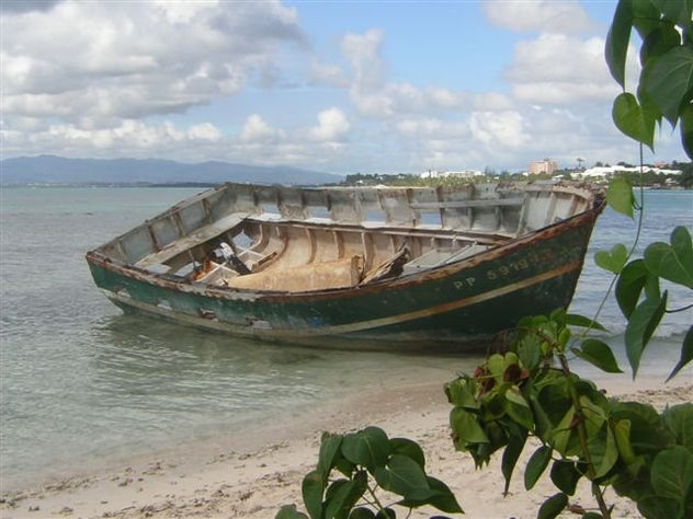 ABANDONADA LA BARCA -ITALIA