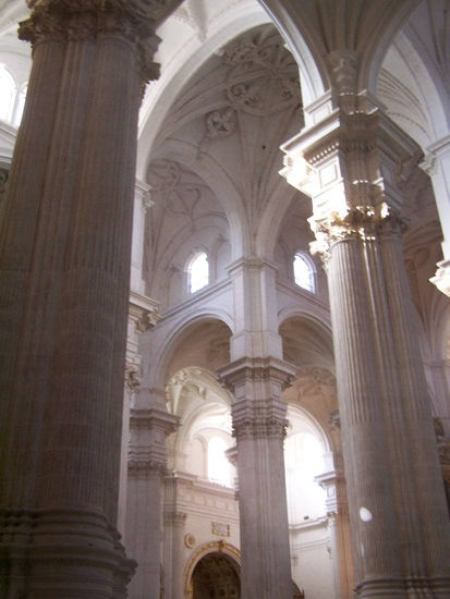 JUEGOS DE LUCES DENTRO DE LA CATEDRAL DE GRANADA Architecture and Interiorism Color (Digital)