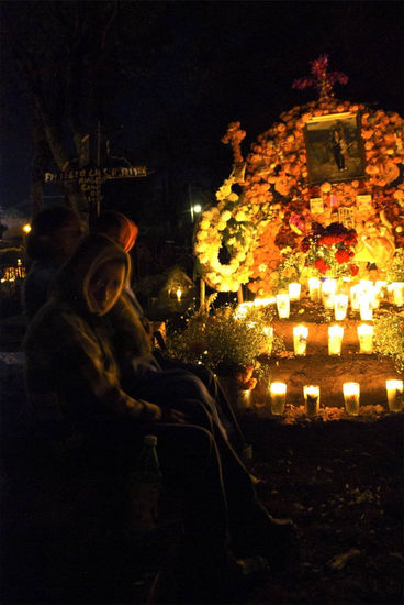 Cementerio Ztinzuntzan, día de muertos.Cementerio Ztinzuntzan, día de muertos. Fotoperiodismo y documental Color (Digital)