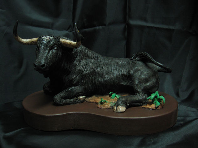 TORO EN EL HECHIO O DAVID Y GOLIAT Pottery Figurative