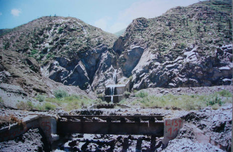 Una cascada y dos vias