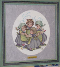 Niñas juganto al corro