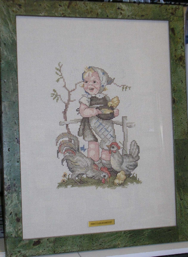 Niña con gallinas