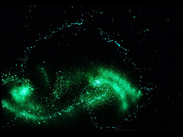 Galaxias en colisión (foto tomada en la oscuridad)