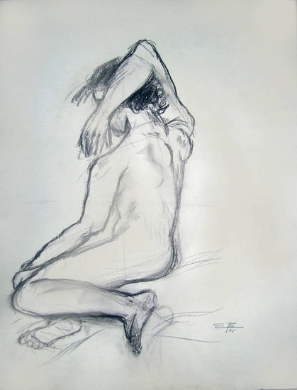 Modelo sentada Charcoal