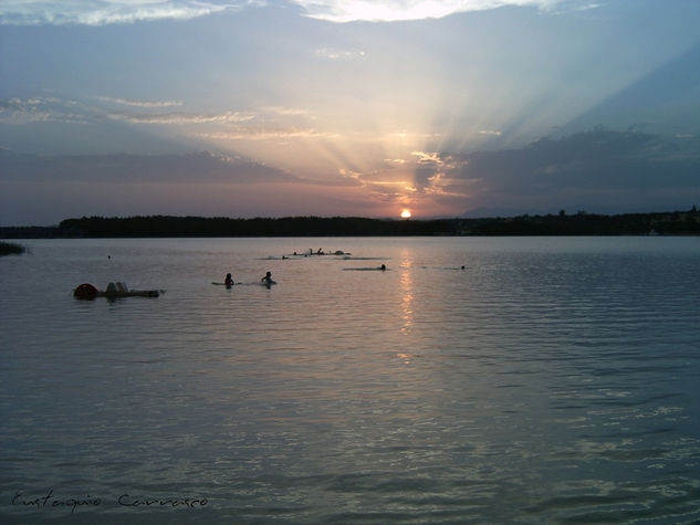 Puesta de sol en el pantano con algún bañista, (Sunset in the swamp with a bather) Naturaleza Color (Química)