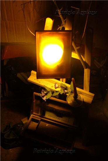Luz entre cartones y caballete