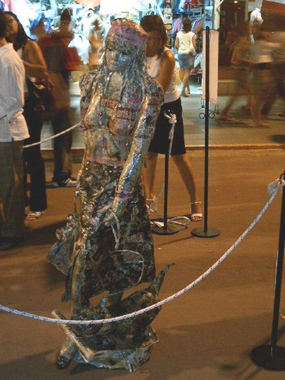 mujer paseando bajo lluvia 