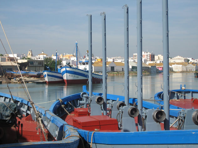 barco rio y pueblo