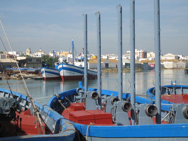 barco rio y pueblo 