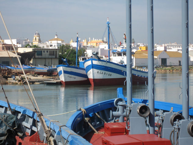 barcos y pueblo