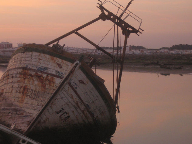 atardecer en barco encallado