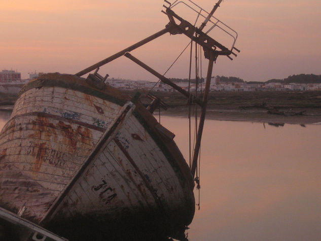 atardecer en barco encallado 