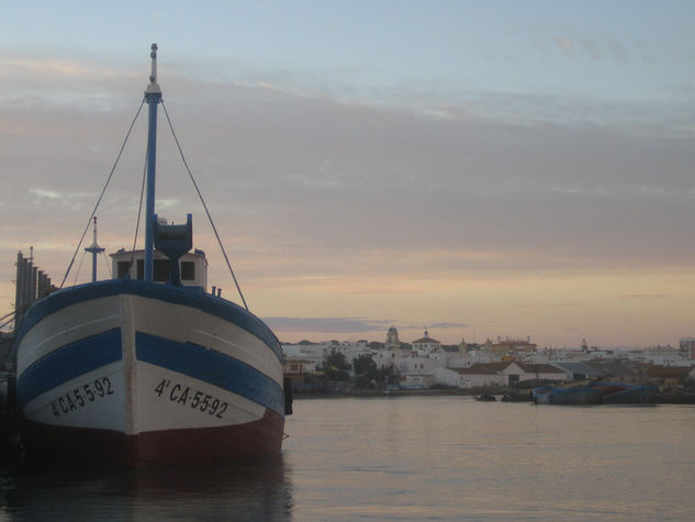 barco esperando el atardecer 