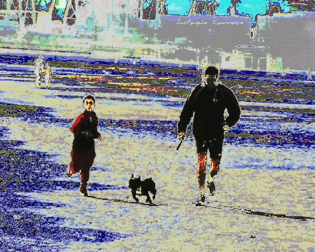 Padre, hijo y perro corriendo por la playa 