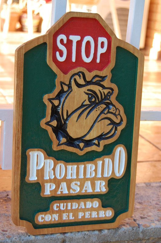 Letrero de adorno para parar a los intrusos  y protegernos del perro suelto