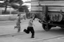 Niños tras el tren