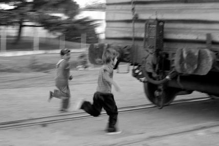 Niños tras el tren