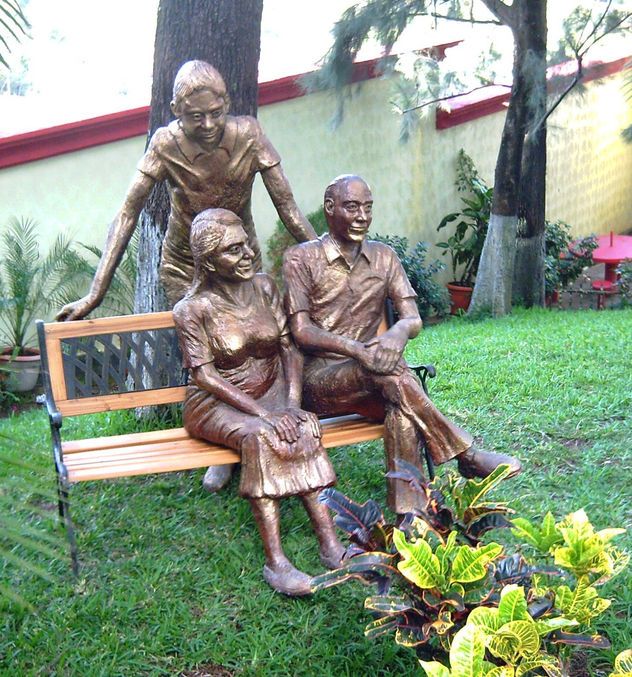 Adulto Mayor,   Escultura monumento Homenaje Honduras. johnny mcdonald pintor hondureño