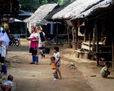 Niños jugando Mujeres jirafa