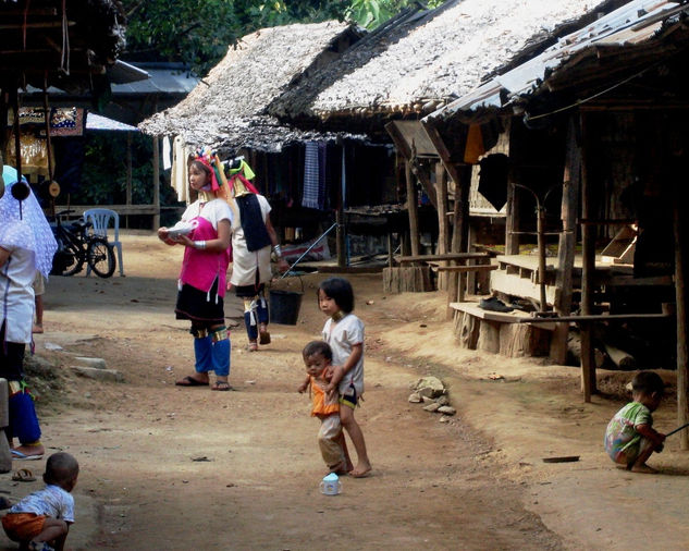 Niños jugando Mujeres jirafa 