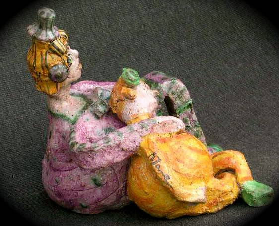 Erase una Pottery Figurative