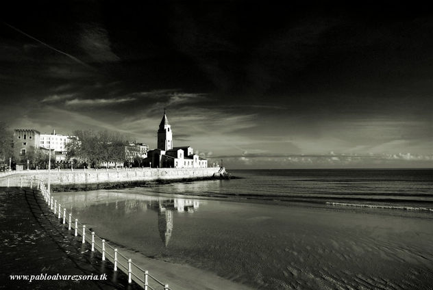 REFLEJO DE LA IGLESIA DE SAN PEDRO EN LA PLAYA DE SAN LORENZO