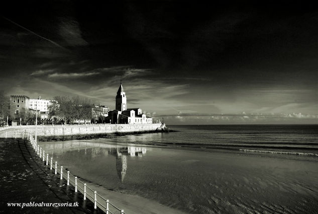 REFLEJO DE LA IGLESIA DE SAN PEDRO EN LA PLAYA DE SAN LORENZO 