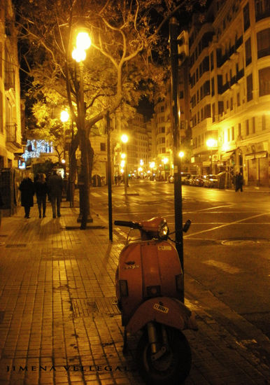 " Solitaria Vespa" Viajes Color (Digital)