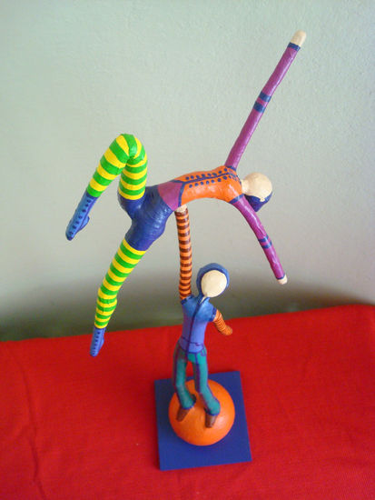 pareja de acrobacia colorida Pottery Figurative