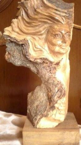 cabeza de mujer Wood Figurative