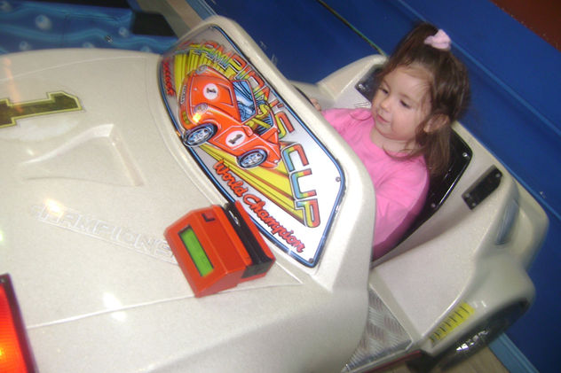 Maryanela de 20 meses de Argentina manejando el coche numero 1